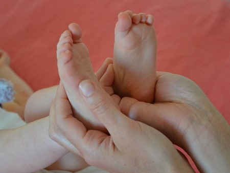 Consultation ostéopathique avec un bébé